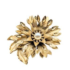 Vintage 60s 70s Brushed Gold Tone Faux Pearl 3D Flower Brooch